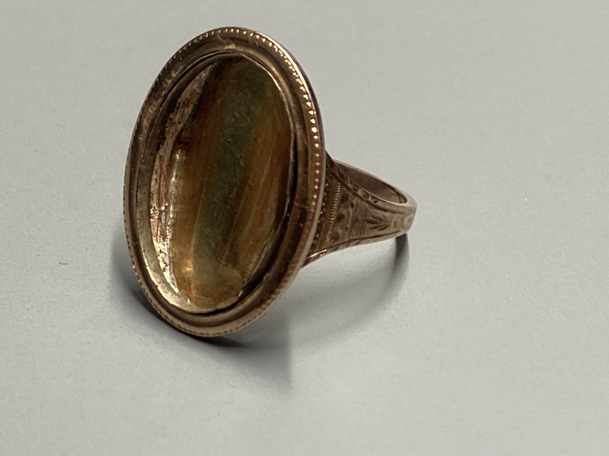 A George III yellow metal mourning ring (lacking insert), with engraved inscription to underside of ring head,